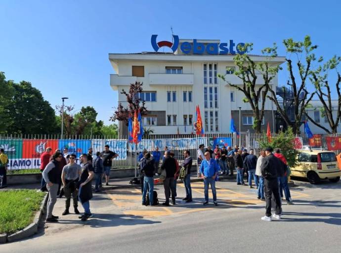«Senza contratto non si lavora»: sciopero e proteste davanti alla Webasto di Venaria e non solo per il rinnovo del contratto 